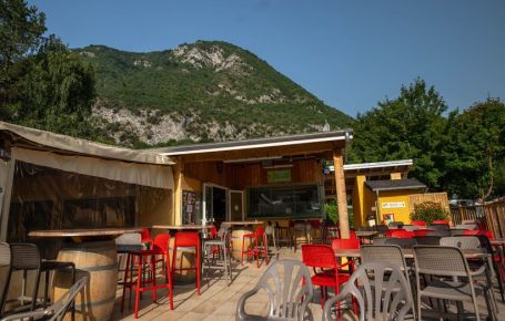 Bar avec terrasse au pied des Pyrénées