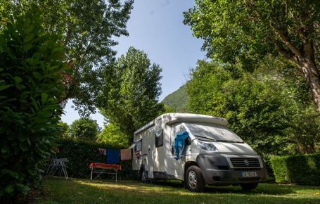 Pour votre confort, notre camping vous offre des emplacements semi-ombragés en Ariège