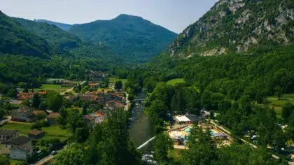 Dienste 12 Copyright VDEC DRONE LES GROTTES 12