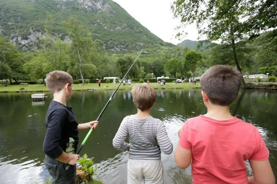 peche enfant camping pyrenees ariegeoises