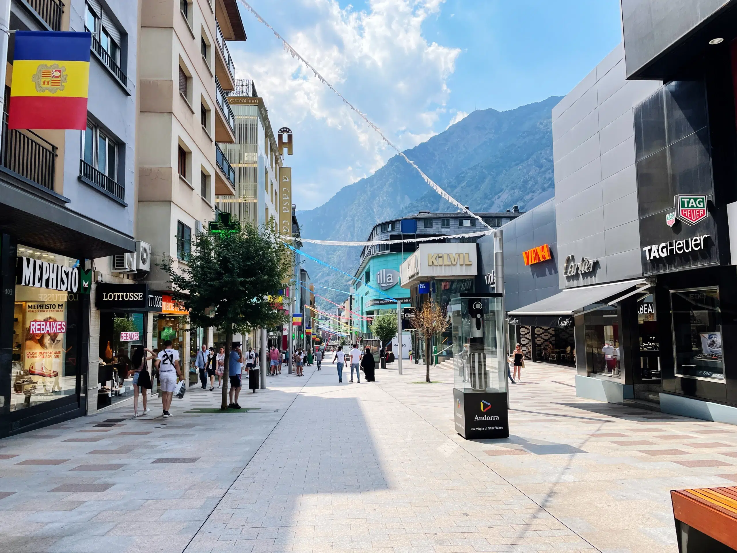Camping Arige faire du shopping en andorre : quoi acheter, meilleurs  magasins et conseils -  DES GROTTES ****